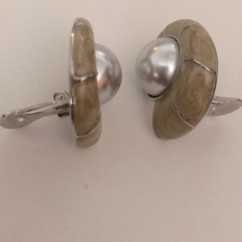 Beige Shell-looking Clip-on Earrings with Silver Ball - Picture 3 of 4